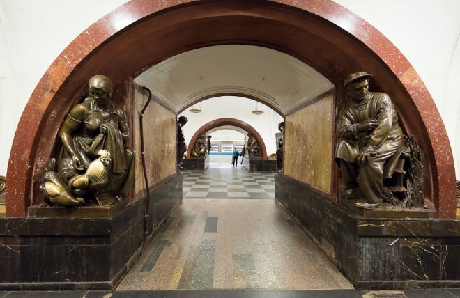 Ploshchad Revolyutsii, view on stations from edge of platform, Moscow, Metro