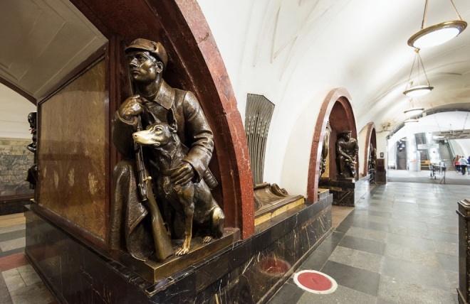 Ploshchad Revolyutsii dark, lucky dog statue, Moscow, Metro